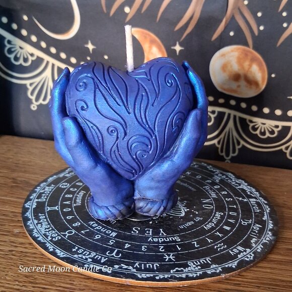 The Alchemist Embrace Saffron and Patchouli Scented Heart in Hands Candle - Picture 7 of 11